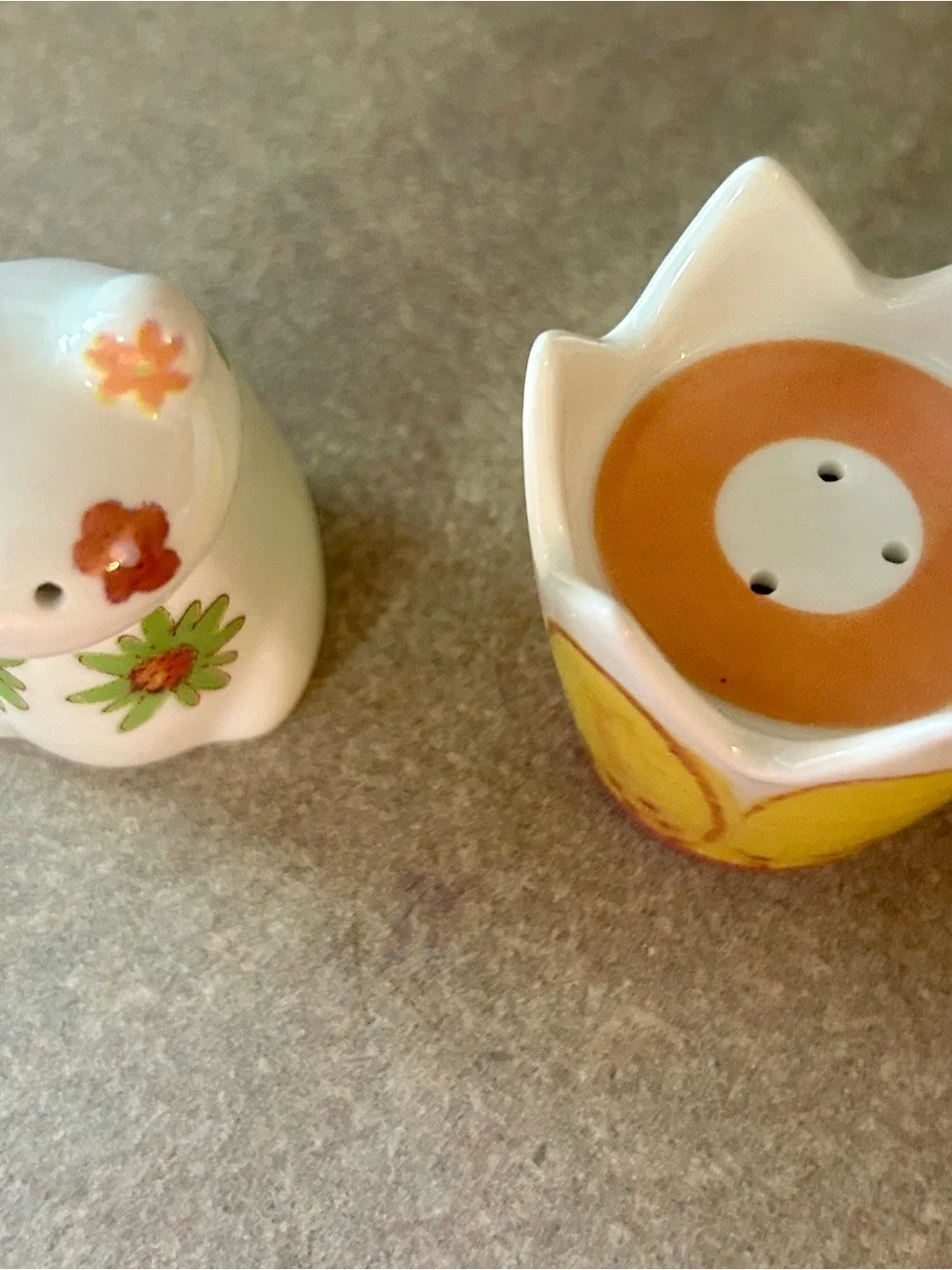 White Ceramic Frog Salt Shaker with Yellow flower pepper Shaker